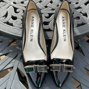 Ann Klein Black Patent Leather flats with decorative bow